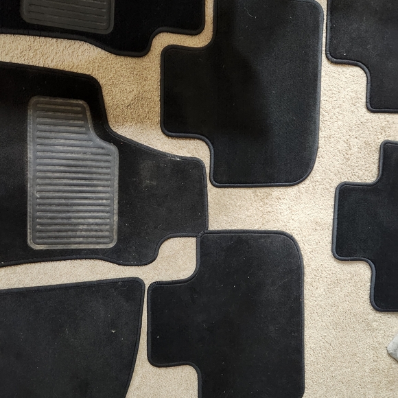 2 Sets Of Chrysler 300 Floor Mats - Picture 6 of 9